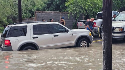 Rescatan a una familia arrastrada por corriente en Piedras Negras