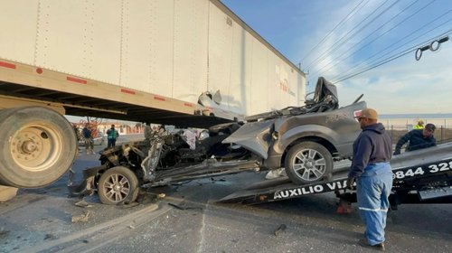 Rescatan a joven prensado tras choque con tráiler en Ramos Arizpe