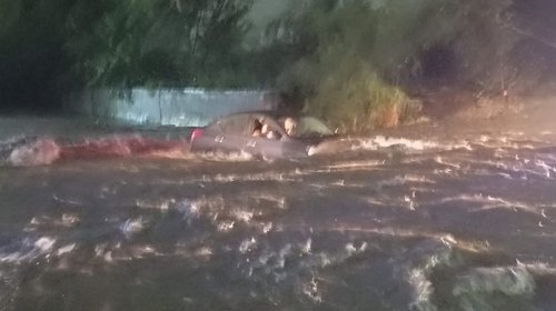 Rescatan a pareja y policía tras ser arrastrados por la corriente