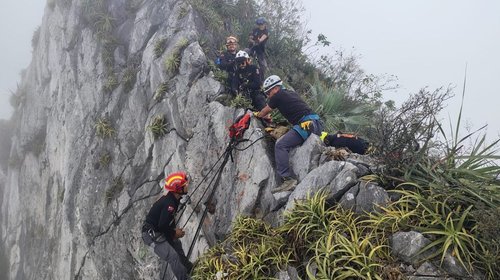 Rescatan a senderista tras caer 30 metros en Cerro de las Mitras