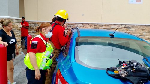 Rescatan a bebé y niño encerrados en auto en Ramos Arizpe