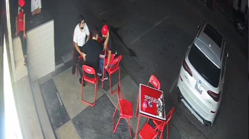 Difunden video de agresión a empleado de restaurante