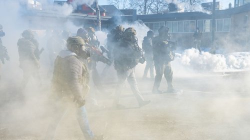 Retiran 'de inmediato' a 700 agentes del ICE de Minnesota