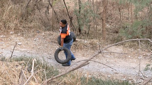 Quitan 220 llantas en acciones de limpieza en Río Santa Catarina