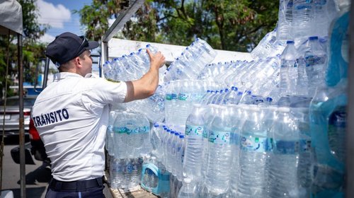 Reúnen policías y tránsitos de Guadalupe agua para damnificados
