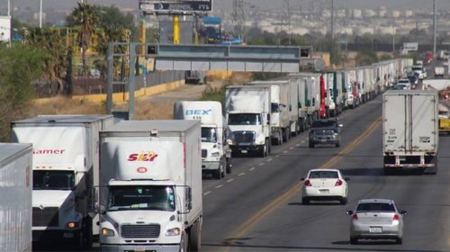 Revisiones en aduanas retrasan cruce de 30,000 camiones
