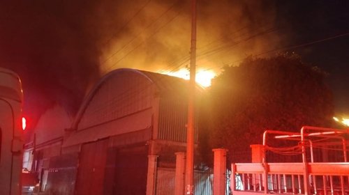 Sofocan incendio en fábrica de Ecatepec; evacúan a 100