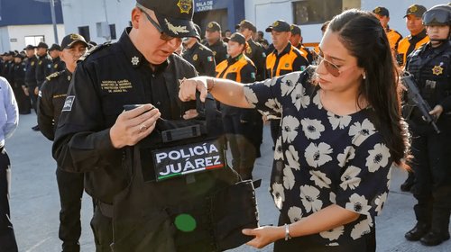 Refuerza Juárez a oficiales con equipo táctico y uniformes