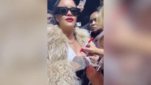 ¡La más fan! Rihanna le pide a Mariah Carey que le firme el pecho