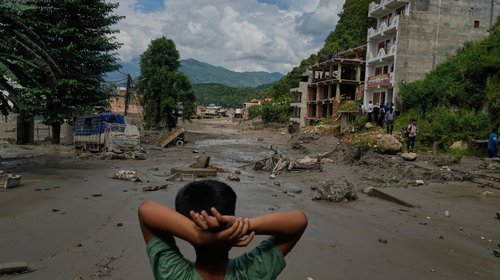 Riada en Nepal deja 55 muertos y más de 400 desaparecidos