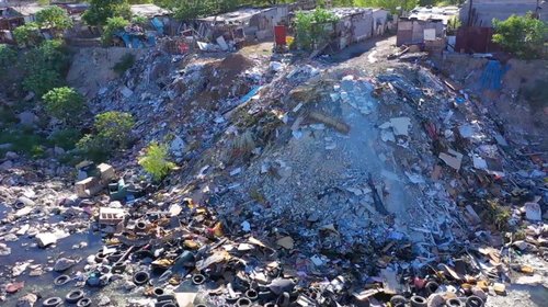 Río Pesquería, convertido en un tiradero de llantas