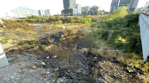 Continúa humeando río Santa Catarina tras fuerte incendio