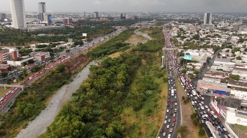 Chocan Estado y activistas por vegetación en río Santa Catarina