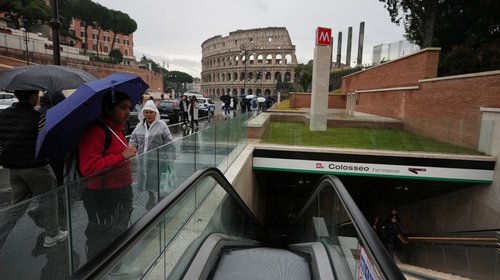 Inaugura Roma estación de metro debajo del Coliseo