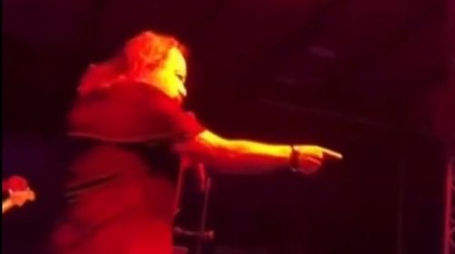 Ricardo Acosta expulsa a fan tras ser golpeado en concierto