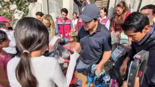 Lleva Jesús Nava un 'pedacito' de la Navidad a niños de Santa