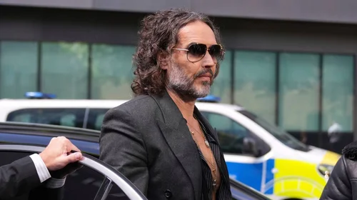 Russell Brand se declara inocente de violación y agresión