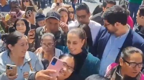 Sheinbaum camina al Centro para reunión con universidades