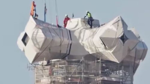 Instalan los brazos de la cruz más alta de la Sagrada Familia