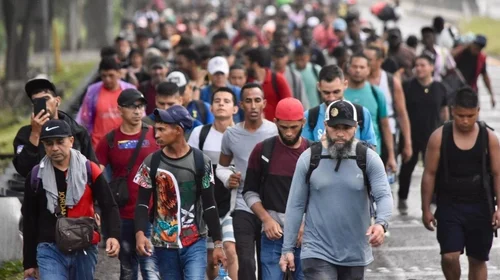 Parte caravana migrante desde Tapachula a EUA; denuncian amenazas