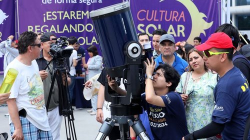 Dejan todo... y salen para ver el eclipse solar