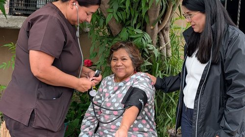 Acercan salud a adultos mayores casa por casa en Santa Catarina