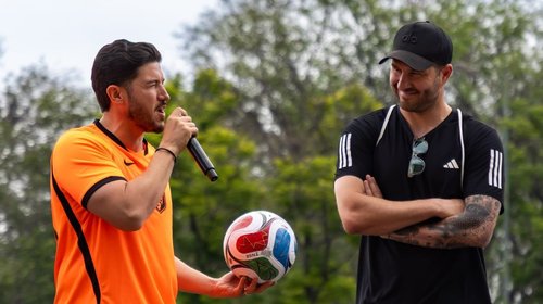 Samuel García y Gignac arman cascarita con alumnos del CARE