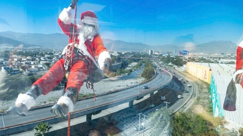 Llevan 'Navidad en las Alturas' a menores del Materno Infantil