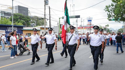 Recorre desfile calles sampetrinas para conmemorar Independencia 