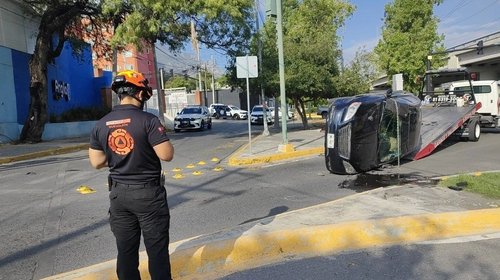 Resultan ilesos tras impactar su auto contra banqueta y volcarse