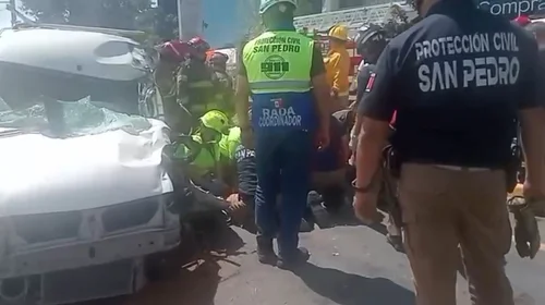 Quedan prensados tras chocar contra árbol en Antonio L. Rodríguez
