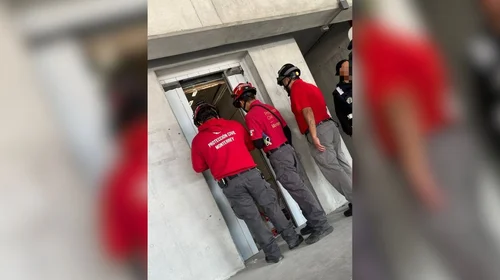 Se atoran 10 personas en elevador de torre de departamentos UNA