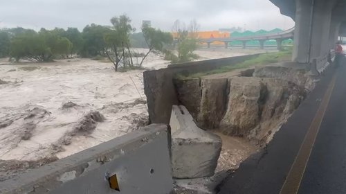 Se desgaja el talud en bulevar Miguel de la Madrid