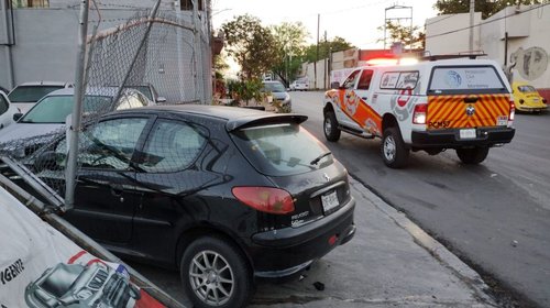 Se estrella al intentar huir de choque y daña a cuatro autos más