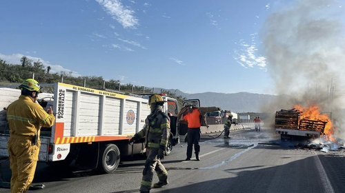 Se incendia tractocamión en libramiento de García