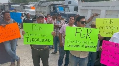 Se manifiestan camioneros por cierre de pedrera en Victoria