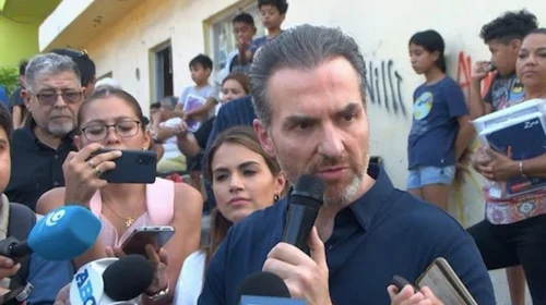 Muestra Adrián video para promover consulta de choques estorbosos