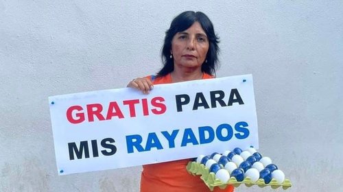 Mujer le regala huevos a los jugadores de Rayados