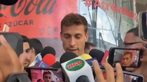 Sergio Canales pisa suelo regio y causa furor en Aeropuerto