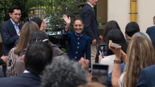 Sheinbaum dialoga con connacionales en España tras cumbre