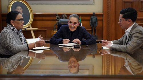 Sostiene Sheinbaum llamada con el papa; le reitera invitación