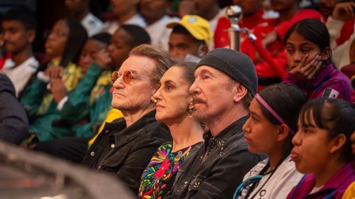 Sheinbaum sorprende al aparecer con U2 en evento de CDMX
