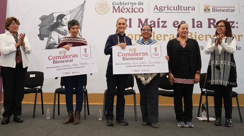 Sheinbaum entrega apoyos a productoras de maíz en Edomex