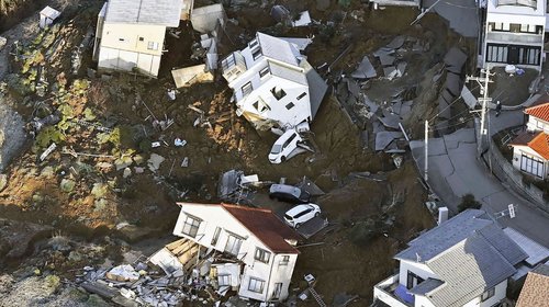 Sismos dejan 55 muertos y causan destrucción en el oeste de Japón
