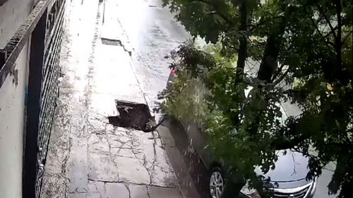 Advierten de socavón formado por las lluvias en San Nicolás