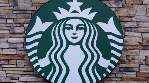 Esto ganaría el nuevo director general de Starbucks 