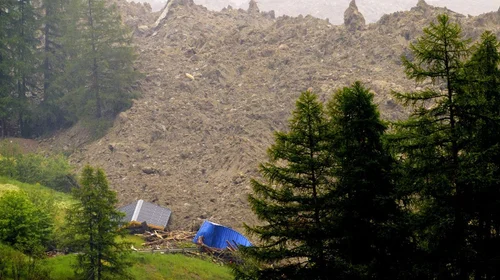 Evacúan pueblo suizo tras desprendimiento de hielo en los Alpes