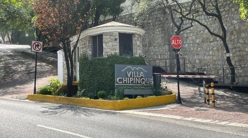 Robo millonario: Amagan y asaltan a familia en Villa Chipinque