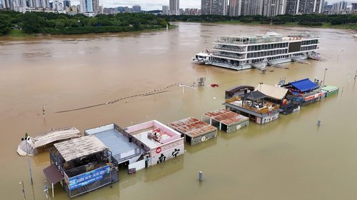Suman 38 muertos por tormentas asociadas al tifón Maysak en China