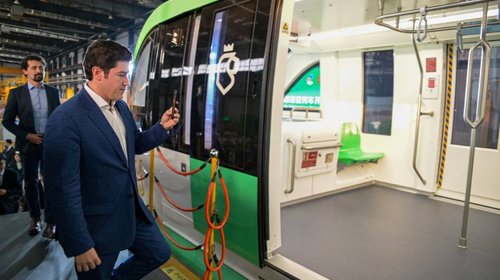 Supervisa Samuel avance de fabricación de vagones en China